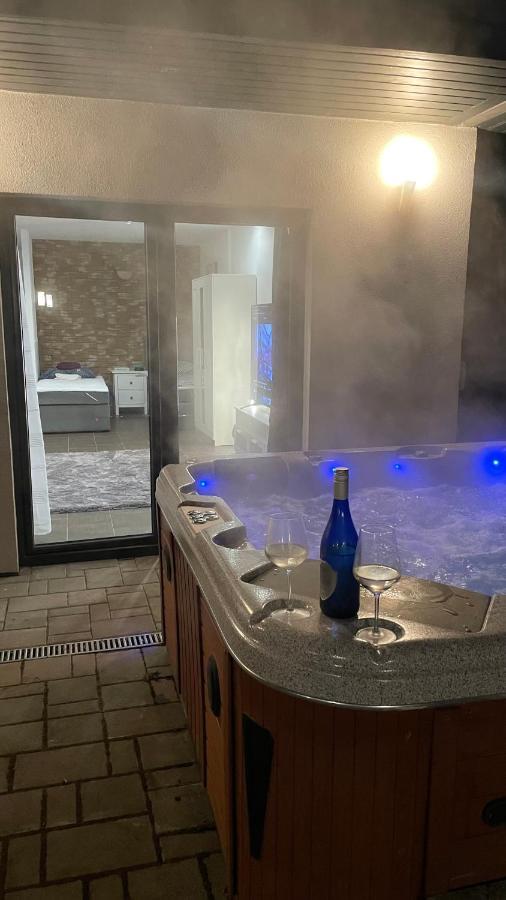 מישקולץ Malibu Apartman & Jacuzzi מראה חיצוני תמונה